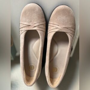 BZEES Beige Women's wedges NWT size 10